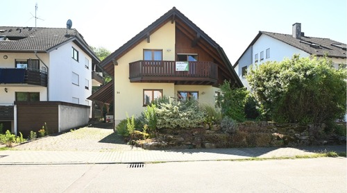 Hausansicht mit Terrasse - Ein Paradies für Eltern und Kinder