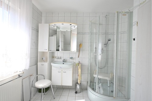Badezimmer mit Dusche - 