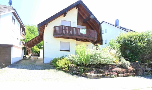 Hausansicht sonnig - Ein Paradies für Eltern und Kinder