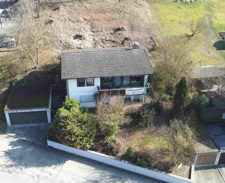 Luftbild neu - Familienidylle am Rande der Ortschaft