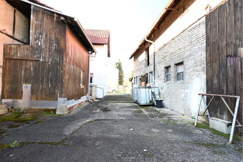 Außenbereich hinter dem Haus - 6 Zimmer Zweifamilienhaus in Knittlingen