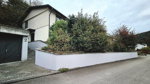 Außenansicht Zugang Haus mit angrenzender Doppelgarage - 6 Zimmer Einfamilienhaus zum Kaufen in Wüstenrot