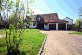 Hausansicht - Du suchst viiiiel Platz? Drinnen wie draußen? Gefunden!
