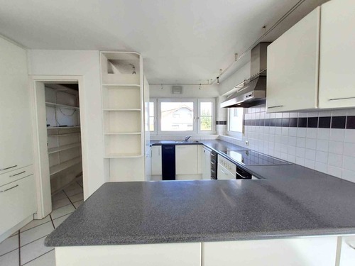 Küche mit Speisekammer - 7 Zimmer Einfamilienhaus in Sersheim