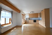 helles Wohnzimmer mit Küche - 4 Zimmer Dachgeschoßwohnung zum Kaufen in Vaihingen