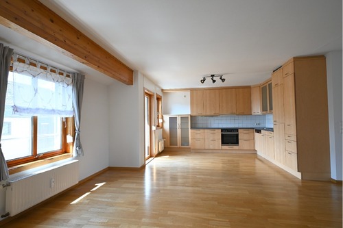 helles Wohnzimmer mit Küche - 4 Zimmer Dachgeschoßwohnung zum Kaufen in Vaihingen