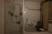 Badezimmer mit Dusche und Badewanne - 