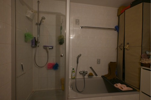 Badezimmer mit Dusche und Badewanne - 