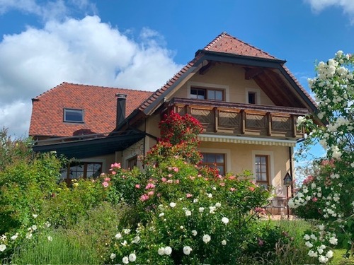 Hausansicht und Rosengarten - Endlich ankommen: bei sich und am HerzensOrt.