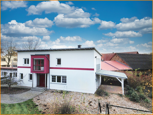 Hausansicht - Exklusive Wasserlage - modernste Energieeffizienz direkt am See!