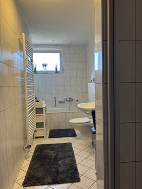 Bad mit Wanne und Dusche - 
