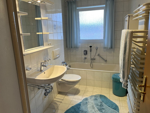 Bad mit Fenster und... - 