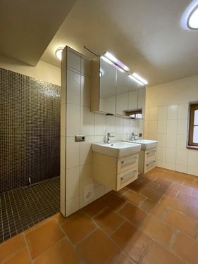 Bad mit Dusche und Wanne - 