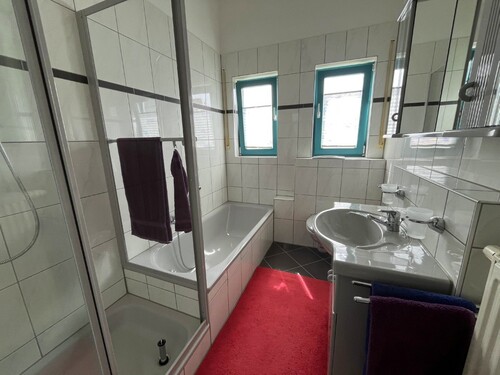 Tageslichtbad mit Wanne und Dusche - 2 Zimmer Etagenwohnung in Jossgrund-Lettgenbrunn
