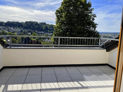 große Loggia mit Fernsicht - 675,00&nbsp;EUR Kaltmiete, ca.&nbsp; 84,00&nbsp;m&sup2;&nbsp;Wohnfl&auml;che