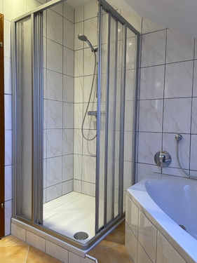 Dusche und Wanne - 