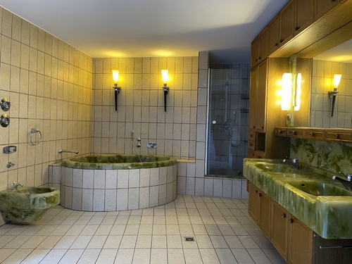 sehr großes Bad mit Fenster - 3 Zimmer Etagenwohnung in Bad Orb