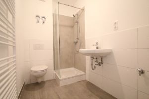 Badezimmer - 2 Zimmer Dachgeschoßwohnung zur Miete in Bonn
