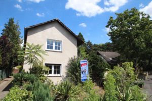 Ansicht - Freistehendes Haus mit liebevoll angelegtem Garten am Waldrand
