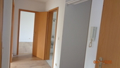 Flur Blick zum Schlafzimmer, rechts Bad - 