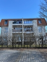Hausansicht mit Balkon - 