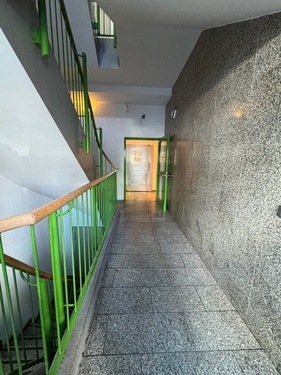 Gepflegter Hauseingang mit Aufzug - 