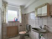 Blick ins Bad - Etagenwohnung mit 25,00 m² in Baunatal zur Miete