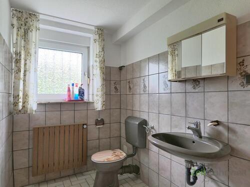 Blick ins Bad - Etagenwohnung mit 25,00 m² in Baunatal zur Miete