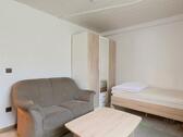 Sofa und Kleiderschrank - 1 Zimmer Etagenwohnung in Baunatal