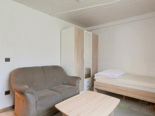 Sofa und Kleiderschrank - 1 Zimmer Etagenwohnung in Baunatal