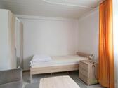 Blick zum Bett - (EF1325_M) Kassel-Landkreis: Baunatal, möblierte Souterrain-Wohnung im OT Altenbauna, für Wochenendheimfahrer