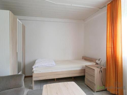 Blick zum Bett - (EF1325_M) Kassel-Landkreis: Baunatal, möblierte Souterrain-Wohnung im OT Altenbauna, für Wochenendheimfahrer
