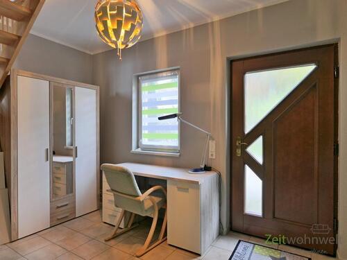 Hauseingang mit Schreibtisch - 2 Zimmer Etagenwohnung zur Miete in Jena