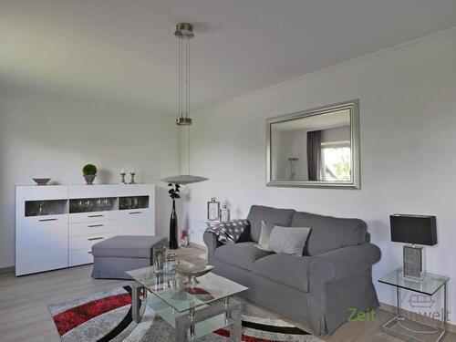 Sofa und Sideboard - (EF1036_M) Kassel-Stadt: Forstfeld, neu möbliertes Apartment m. sep. Hauseingang und PKW-Stellplatz, ruhige Lage