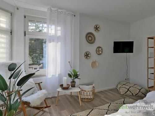 Schaukelstuhl und TV im Schlafzimmer - 