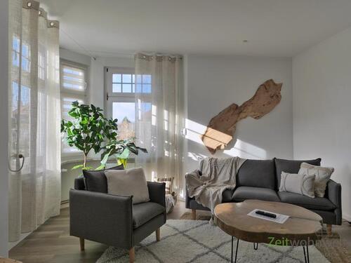 Blick ins Wohnzimmer - (EF1119_M) Magdeburg: Biederitz, geschmackvoll möbl. Wohnung mit Arbeitszimmer, Garten, Stellplatz und Service