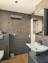 modernes Bad mit dunklen Fliesen - 