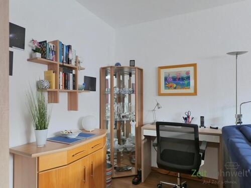 kleiner Schreibtisch - 2 Zimmer Etagenwohnung in Göttingen