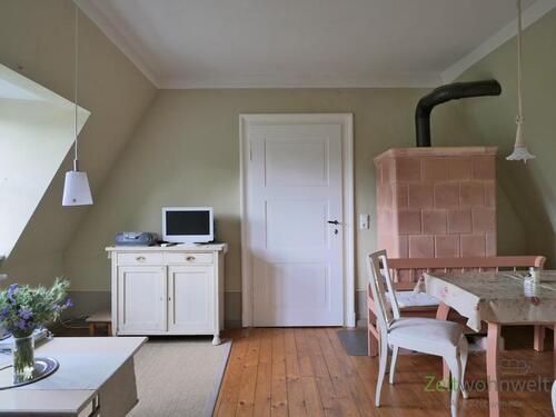 Blick zu TV und Kachelofen - 2 Zimmer Etagenwohnung in Dresden