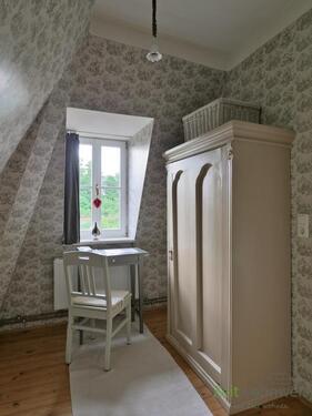 kleiner Schreibtisch und Kleiderschrank - 