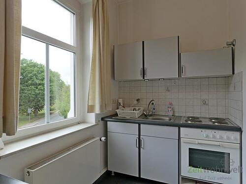 separate Küche mit Fenster - 