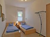 Schlafzimmer mit Kleiderschrank - Etagenwohnung mit 40,00 m² in Jena zur Miete