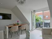 Esstisch vor dem Balkon - 2 Zimmer Etagenwohnung zur Miete in Dresden