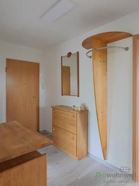 Wohnungsflur mit Garderobe - 