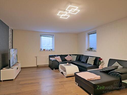 Blick ins Wohnzimmer - (EF0665_M) Erfurt: Klettbach, preiswerte möblierte 2-Zimmer-Wohnung mit echtem Kamin im Souterrain, WLAN inklusive
