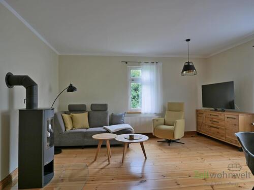 Blick ins Wohnzimmer - (EF1033_M) Meiningen: Untermaßfeld, Erstbezug in schicke, neu möblierte Wohnung im Landhaus-Stil, WLAN, Garage