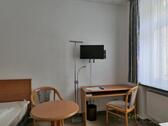 TV und kleiner Schreibtisch - 1 Zimmer Etagenwohnung zur Miete in Meißen