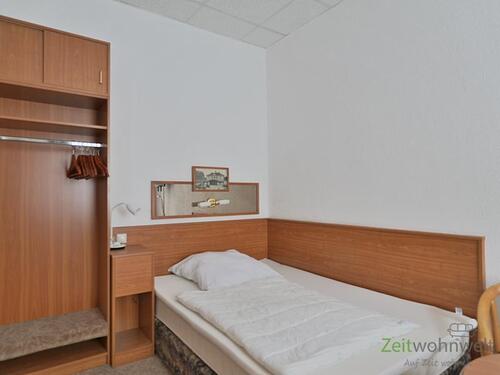 Blick zum Bett - (EF1161_M) Dresden: Meißen, kleines preiswertes möbliertes Apartment mit WLAN, PKW-Stellplatz möglich