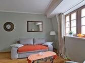 Sofa im Wohnzimmer - 2 Zimmer Etagenwohnung zur Miete in Dresden