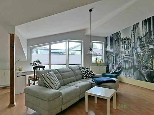 kleiner Schreibtisch vor dem breiten Balkon - 2 Zimmer Etagenwohnung zur Miete in Dresden